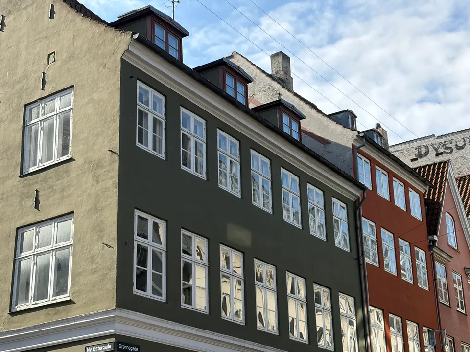 Farvede husfacader ved hjørnet af Grønnegade og Ny Østergade